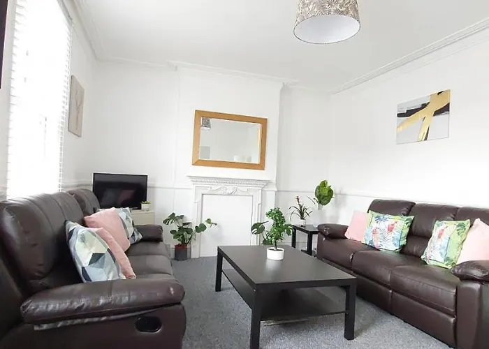 Very Spacious Two Bedroom Converted Apartment In East Croydon