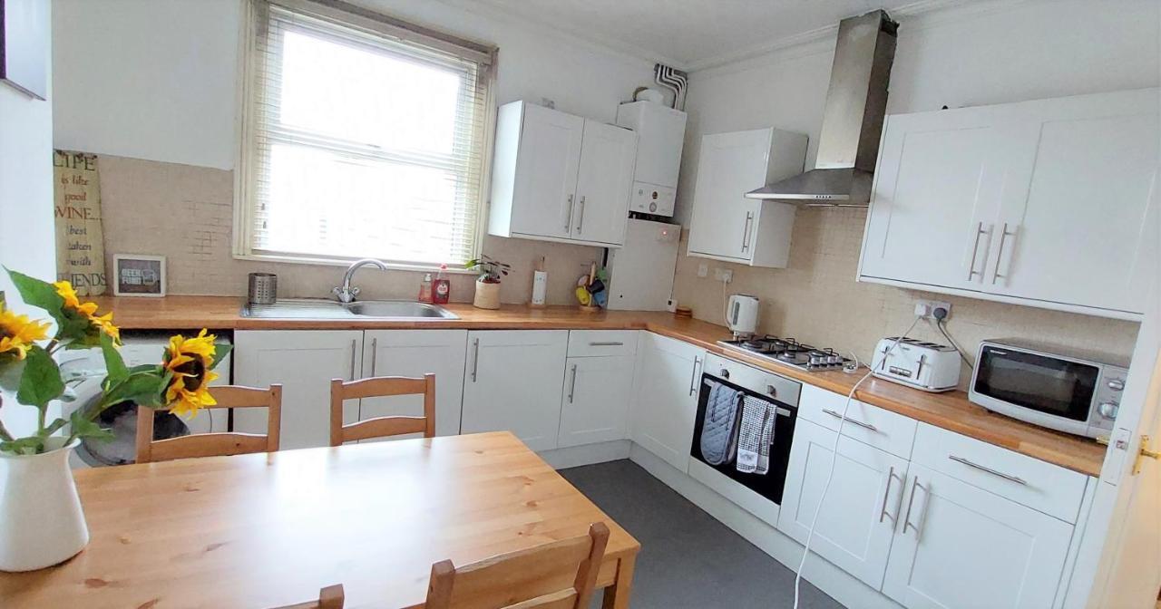 Very Spacious Two Bedroom Converted In East Apartment Croydon