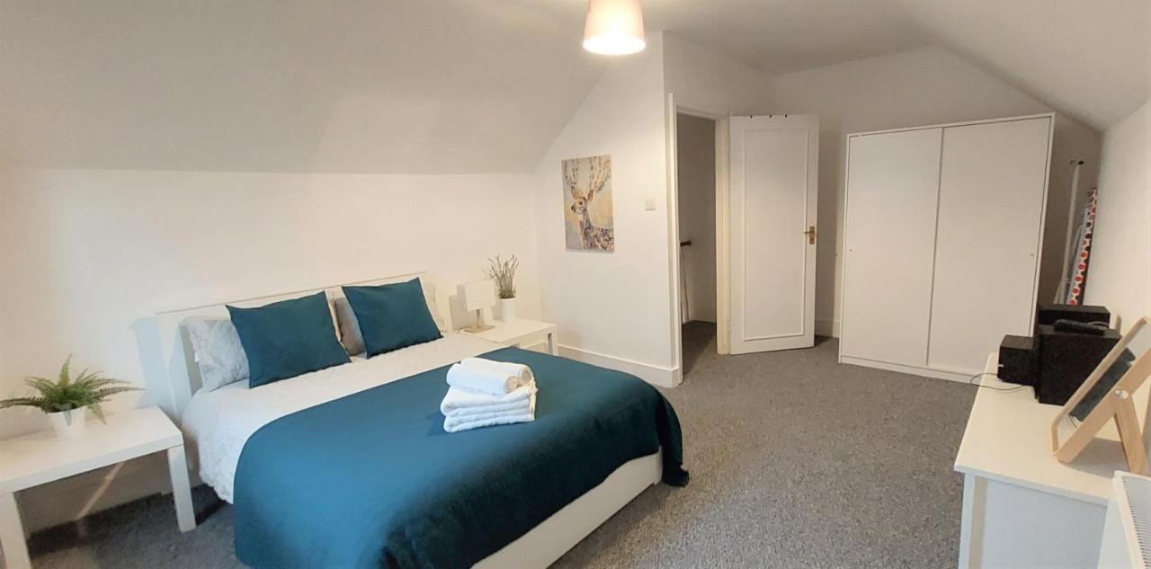 Very Spacious Two Bedroom Converted In East Apartment *
